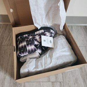 NIOB Womens 7 UGG Logo  puffer classic Short maxi wave length boots